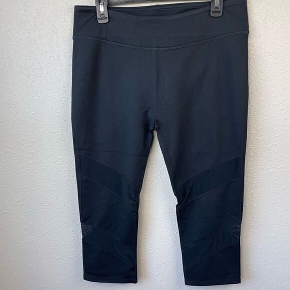 NWT Fabletics Black Cropped Athletic Leggings Size L - Picture 1 of 6